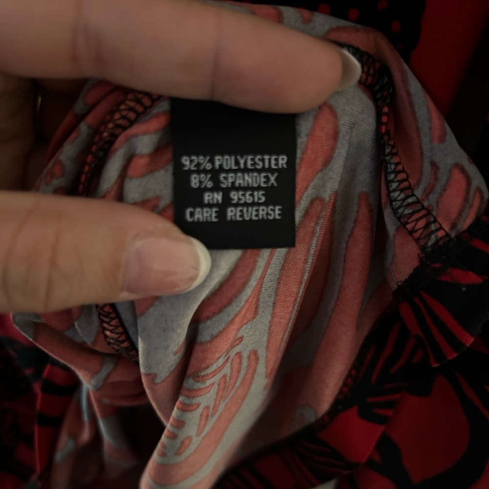 No Brand Name-{Size-1x}-Red and Black Pattered Top - Picture 4 of 5